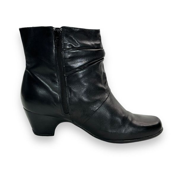 Clarks Ankle Bootie Boot SZ 9.5 Leyden Black Leather Ruche Slouch Buckle Comfort - Picture 8 of 13